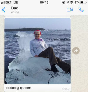 Баба се отдалечи към морето на айсберг след като реши да се снима върху него