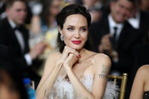 Какво Анджелина Джоли никога не прави пред децата си?