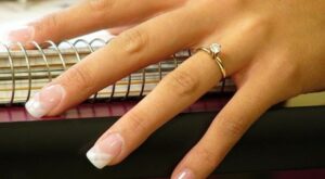 Инетересно! Защо годежният пръстен се носи на безименния пръст?